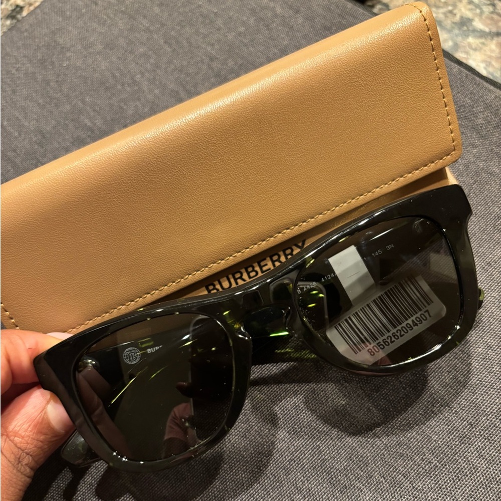 🚫SOLD 🚫 Burberry Green and Black Sunglasses with Tan Case